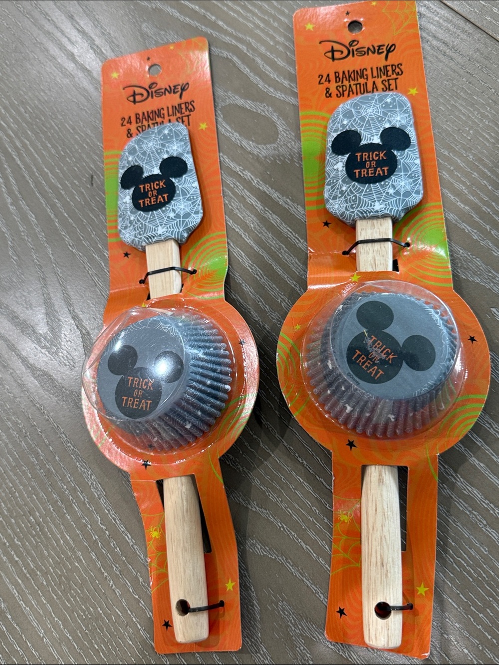 BRAND NEW DISNEY TRICK OR TREAT SPATULA SET W/ 24 BAKING LINERS NWT SET OF 2